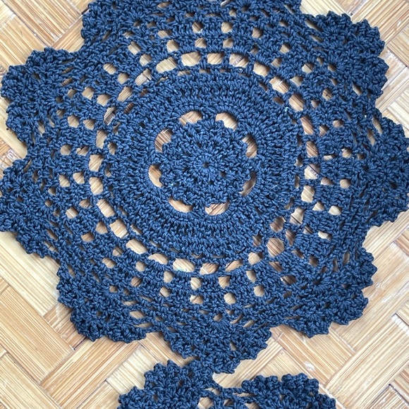 🌟HOST PICK!🌟🌹3 vintage doilies, heart & black, handmade - Picture 5 of 12